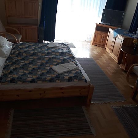 Kenezy Lux Apartman Vendeghaz ไฮจ์ดุสโซบอสโล ภายนอก รูปภาพ