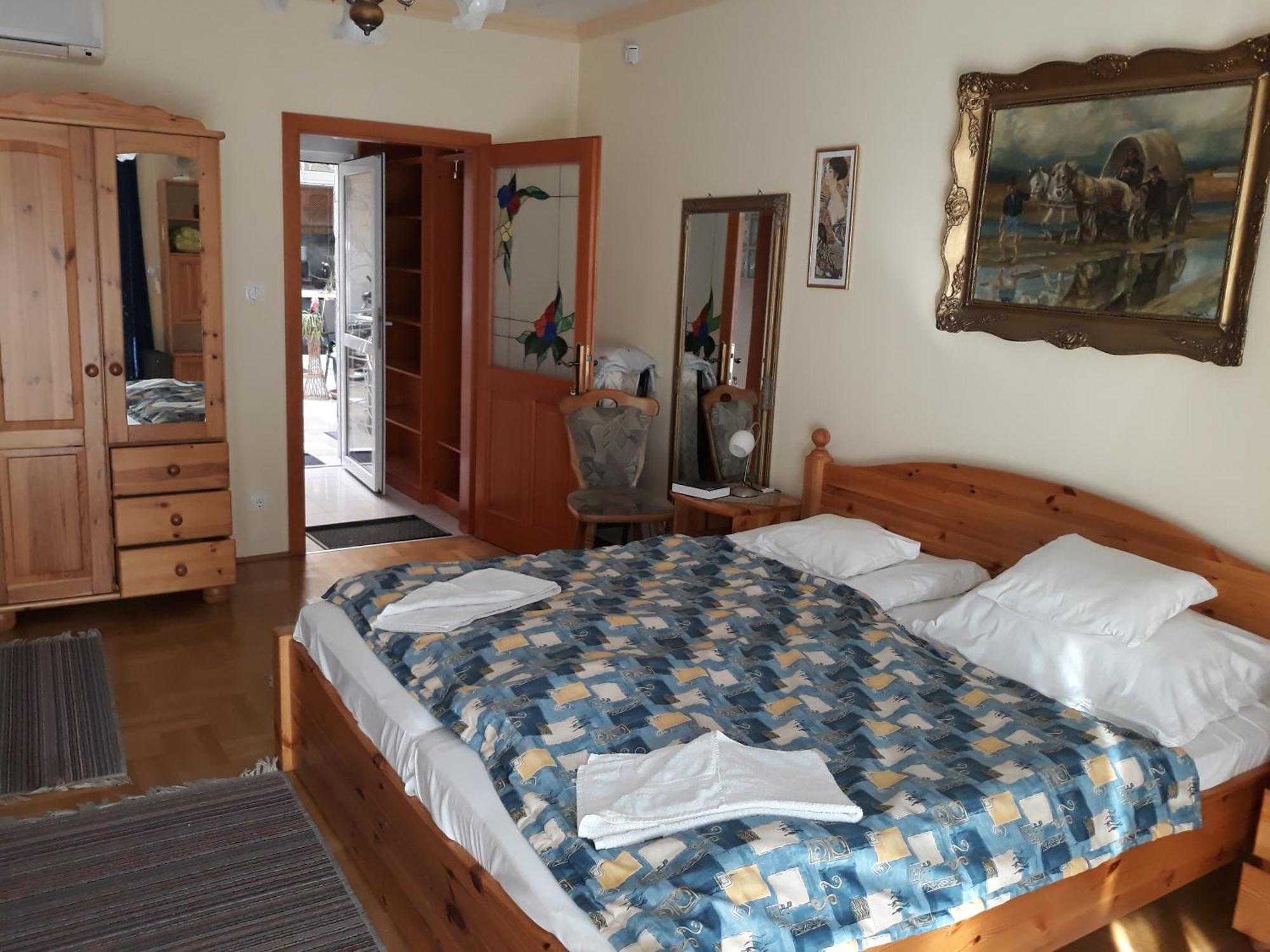 Kenezy Lux Apartman Vendeghaz ไฮจ์ดุสโซบอสโล ภายนอก รูปภาพ