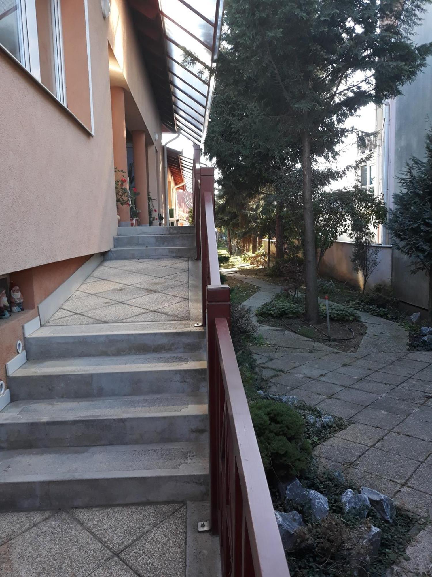 Kenezy Lux Apartman Vendeghaz ไฮจ์ดุสโซบอสโล ภายนอก รูปภาพ