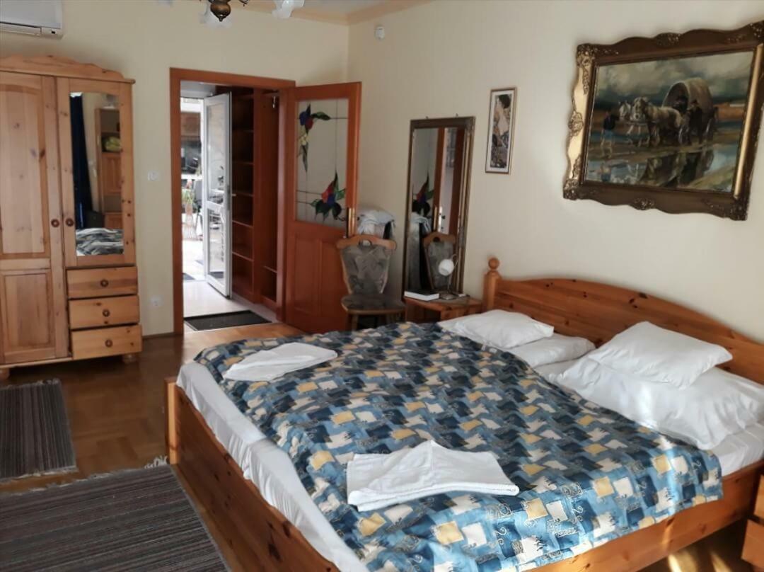 Kenezy Lux Apartman Vendeghaz ไฮจ์ดุสโซบอสโล ภายนอก รูปภาพ