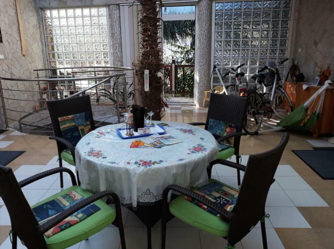 Kenezy Lux Apartman Vendeghaz ไฮจ์ดุสโซบอสโล ภายนอก รูปภาพ